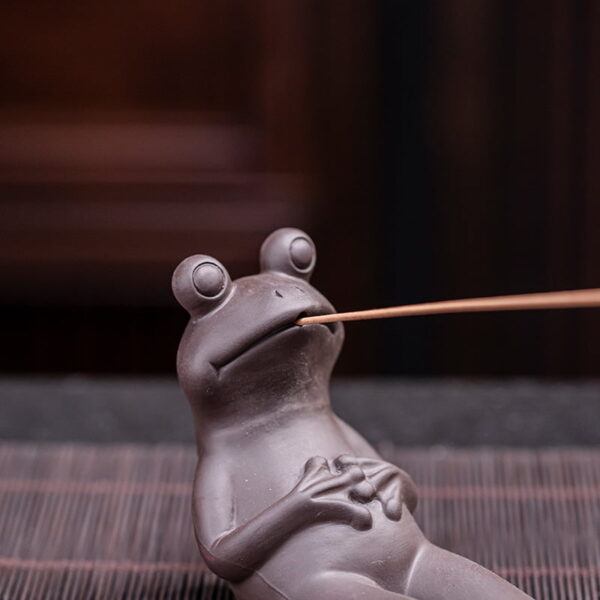 O1CN01shzpTi1DscPYvSA1Q_!!2211027200272-0-cib Relaxing Frog Ceramic Stick Incense Holder